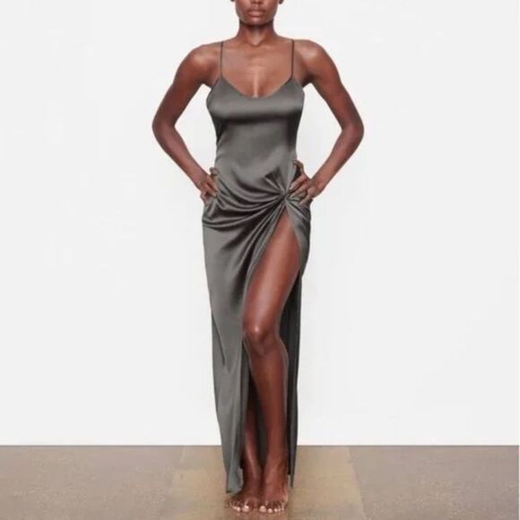 SKIMS NWT High Slit Stretch Silk Slip in Gunmetal Size 4X - Picture 1 of 8